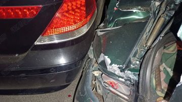 Дрифт привёл к ДТП. . Около трёх ночи 10 августа в Тирасполе, на улице Юности, в районе ТЦ «Тернополь» 22-летний водитель на «БМВ» устроил дрифт, в ходе которого врезался в припаркованные «Тойоту» и «Додж»