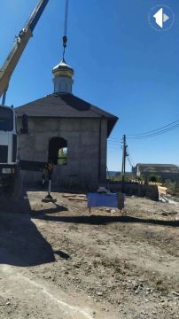 В Гоянах на новом храме установили купол