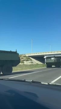 Жители Кишинёва делятся видео, как по городским улицам проходят колонны бронетехники
