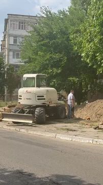 Теплосети сейчас меняют трубы на улице Суворова в Бендерах, чтобы зимой людям вовремя дать отопление