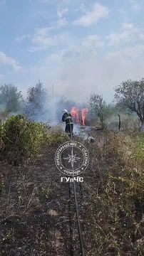 Огнеборцы тушили сегодня сухую траву на огородах дачных участков в Протягайловке