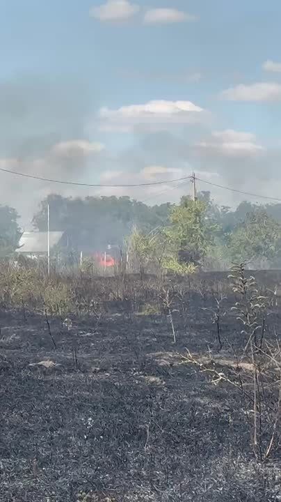 Прямо сейчас в районе садового товарищества на Западном горят одна из дач и сухая трава