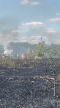 Прямо сейчас в районе садового товарищества на Западном горят одна из дач и сухая трава
