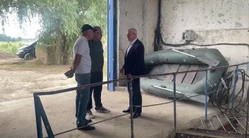 Вице-премьер Виталий Нягу побывал на агрофирме в Терновке, где уже более 20 лет выращивают зерновые и овощи. Обсуждали орошение и водоснабжение