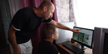 У семьи Жосан впервые появился компьютер – его привёз в Малаешты (Григориопольский район) волонтёр Борис Эфрос