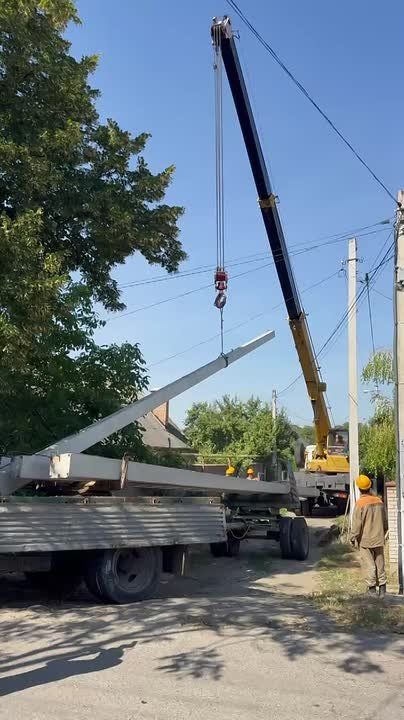 Электросети меняют линии электропередач, провода и столбы в Бендерах на улице Железнодорожной, старым проводам здесь уже больше 25 лет
