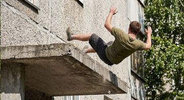 Тираспольчанин упал с козырька подъезда, когда пытался залезть в свою квартиру, и попал в больницу с переломом позвоночника