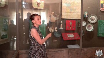 В краеведческом музее. . В преддверии Дня Республики молодые сотрудники милиции и ветераны УВД г. Бендеры, учащиеся гимназии № 1 побывали в Историко-краеведческом музее