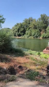 Днестр у парома в Тирасполе отступил где-то на полметра: паромщики говорят, раньше камней у берега не было видно