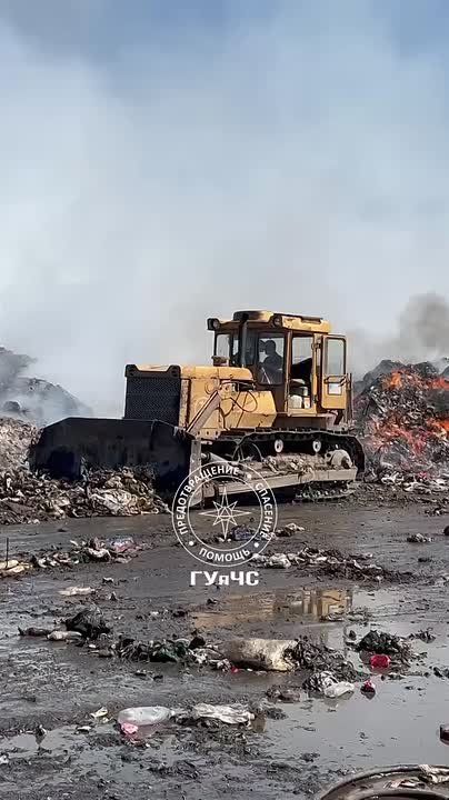 На свалке в Тирасполе продолжают работать техника и пожарные