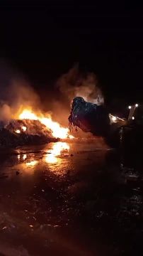 Пожарный прошлой ночью сделал эти кадры во время тушения пожара на окраине Тирасполя