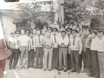 Леонид Каневский сфотографировался с бендерскими милиционерами в 1979 году