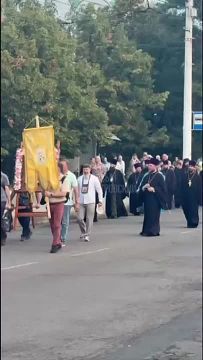 Крестный ход в Тирасполе. Верующие Тирасполя проходят крестным ходом в честь иконы Божией Матери «Взыскание погибших» (Тираспольская)