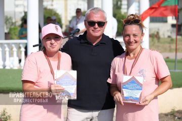 Команда Минобороны стала одним из победителей первого чемпионата ПМР по гребле на лодках-драконах, который прошел накануне в Рыбнице