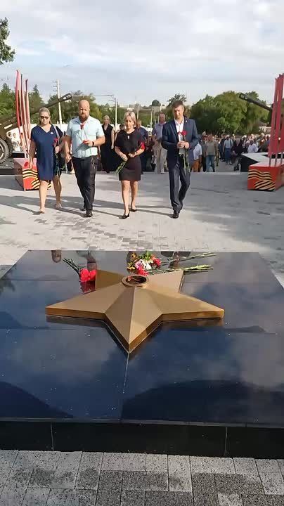 Здесь, в братской могиле, покоятся более трех тысяч советских воинов, отдавших свои жизни за освобождение города в 1944 году