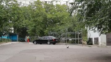 Скандал из-за мусорных баков происходит на Балке: жильцы дома №66 по Краснодонской требуют отменить решение о строительстве площадки для контейнеров у них под окнами