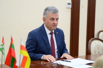 Президент Вадим Красносельский провел встречу с полпредом Абхазии Александром Ватаманом и главой представительства Южной Осетии Виталием Янковским