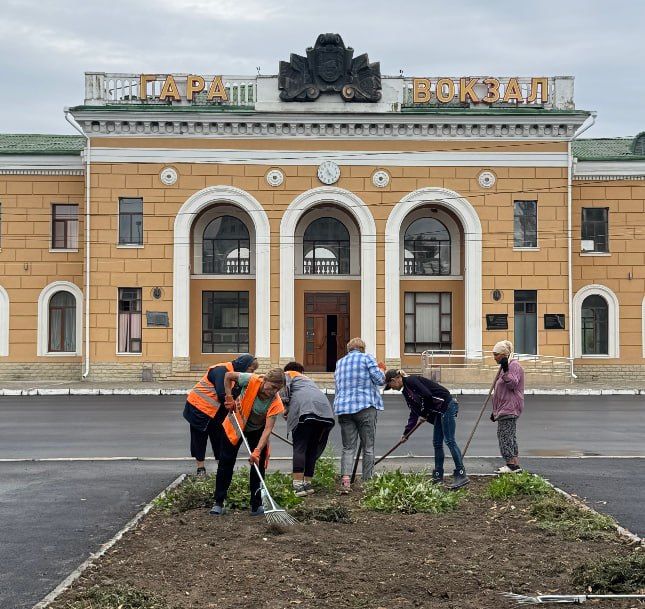 За неделю до дня рождения республики городские службы приводят в порядок привокзальную площадь