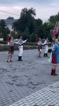 Ансамбль «Ватра» устроил зажигательный флешмоб в самом центре Тирасполя