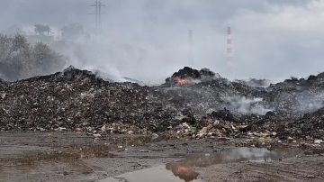 Свалка продолжает тлеть даже под дождём