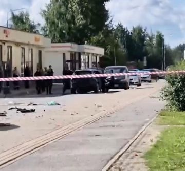 Взрыв автомобиля произошел в Санкт-Петербурге, предварительно водитель погиб