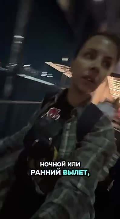 Сотни пассажиров бегут по змейке в 4 утра в кишинёвском аэропорту
