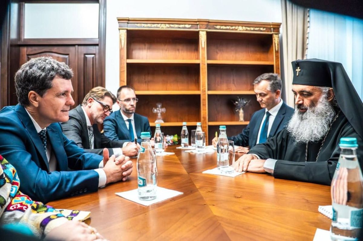 Митрополит Бессарабии Антоний пожаловался президенту Румынии, что процесс возращения в лоно румынской церкви объектов, утраченных в период «советской оккупации» на территории Молдовы, сталкивается с трудностями