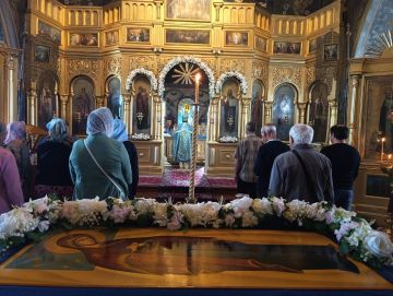 В этот день верующие приходят в храм на Божественную литургию, молятся Богородице и просят её заступничества и благословения