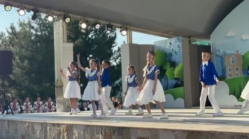 Прямо сейчас в Екатерининском парке проходит концертная программа «Тебе, Республика моя...»