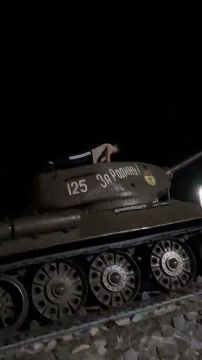 Парень отжимается на танке в центре Тирасполя