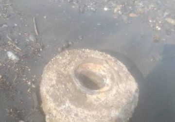 Мина в воде. В Бендерах во время прогулки у обмелевшего Днестра мужчина заметил в воде, примерно в метре от берега, подозрительный предмет