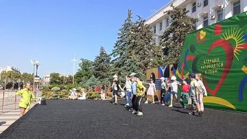 На сцене в Бендерах с утра – репетиции ко Дню республики