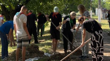 А в Карагаше школьники и учителя вышли на субботник в красно-зелёных галстуках