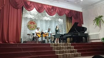 Ансамбль преподавателей исполняет песню Стинга «Fly Me to the Moon»