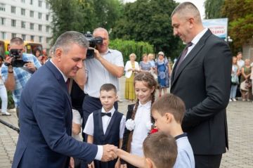 Почти три тысячи малышей сегодня впервые услышат школьные звонки по всему Приднестровью, написал Вадим Красносельский в своём телеграм-канале