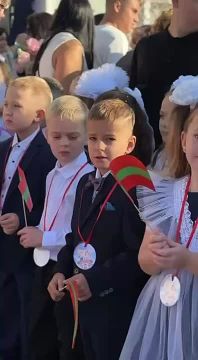 Милые и нарядные, с волнением, удивлением и интересом в глазах первоклассники столичной 12-й школы ждут своего первого звонка