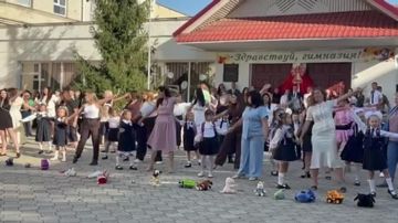 Первоклашки из столичной гимназии на линейке танцуют с мамами