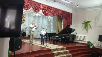 Такие концерты — отличный способ познакомить первоклашек с миром музыки, вдохновить их на занятия и показать, каких результатов можно достичь, если однажды взять в руки инструмент и начать учиться