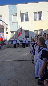 Это линейка в селе Ташлык. Девочки в белых школьных передниках, ставших уже традицией