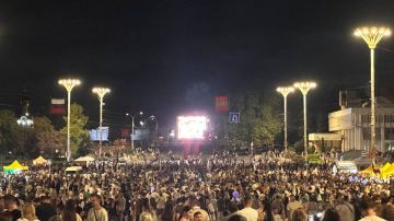 Весь город на площади сегодня вечером