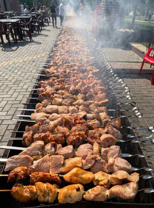 Подворья с шашлыками уже развернули