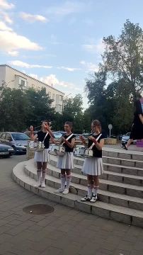Ритмы праздника. На праздничной площадке проходит мастер-класс от юных барабанщиц 15-й школы и других участников