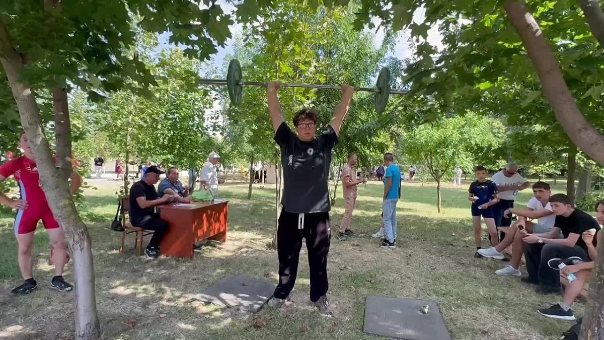 Традиционная борьба трынта – в григориопольском парке. За главный приз – живого петуха – сражаются 26 участников, спортсмены в 5-ти весовых категориях. Рядом – состязания по тяжёлой атлетике. Поднять штангу и проверить свои...