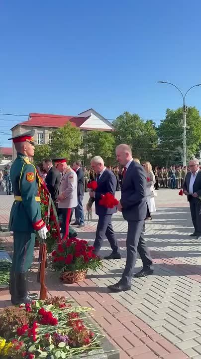 Церемония возложения цветов к Вечному огню в память о всех защитниках Приднестровья и мирных гражданах, погибших от рук националистов, проходит в эти минуты
