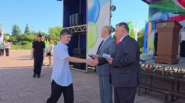 В эти минуты 16-летние дубоссарцы получают паспорта гражданина Приднестровья