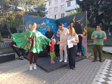 Мария Митакиогло подошла к дресс-коду креативно: примерила образ яблони, а её сын соответственно – яблока