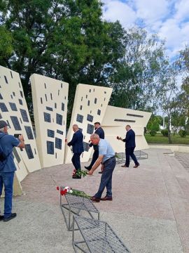 Церемония возложения цветов прошла у мемориала Памяти и Скорби в Бендерах