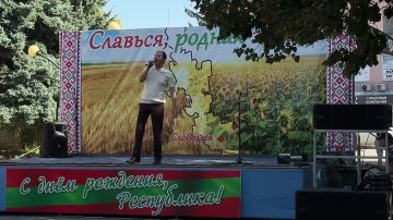 «Приднестровье – это мы!»: композитор и исполнитель Алексей Паламарчук на сцене в Слободзее