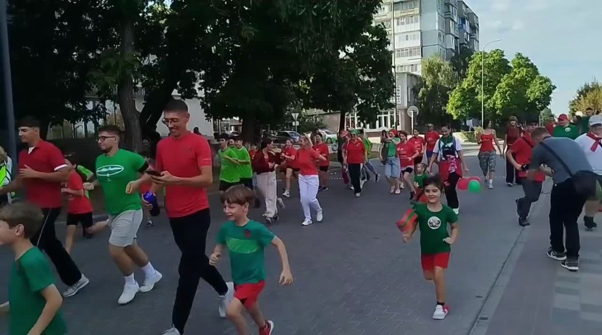 Около 200 участников: воспитатели, школьники, спортсмены, учителя
