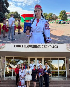 Школьница с необычным именем Илина вышла за паспортом ПМР вот в таком национальном наряде